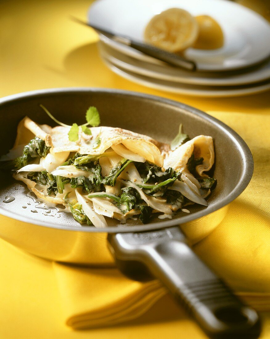 Crespelle mit Spinat und Spargel in der Pfanne