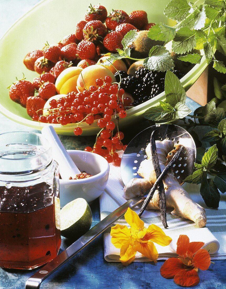 Stillleben mit Obst, Gewürzen und Marmelade