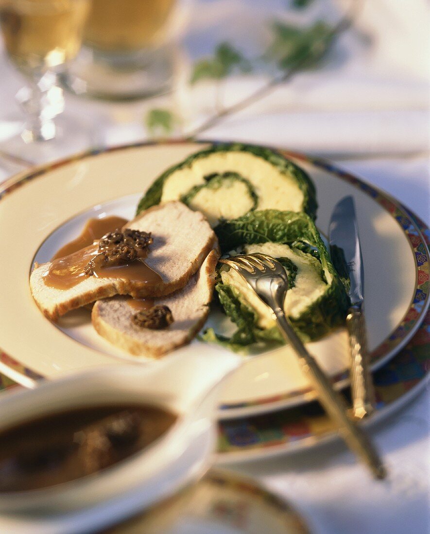 Kalbsrückenbraten in Morchelrahm mit Kartoffel-Wirsingstrudel