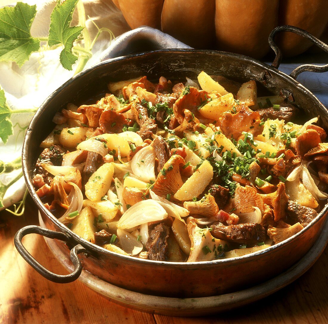 Pan-cooked potato dish with chanterelles and beef