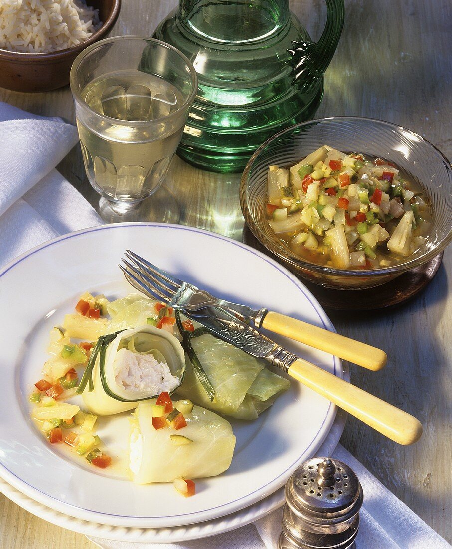 Weisskohlröllchen mit Lachs und Gurken-Pickles