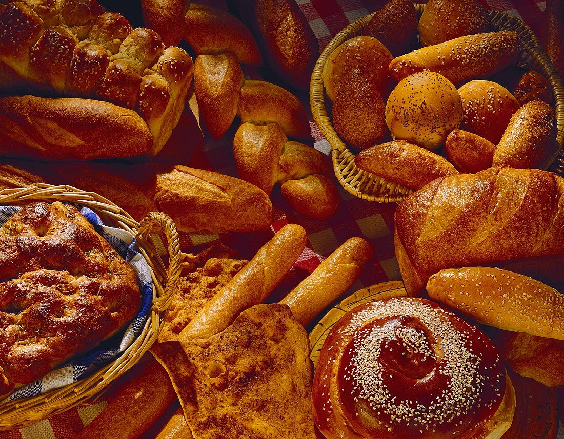 Verschiedene helle Brote, Brötchen und Gebäck