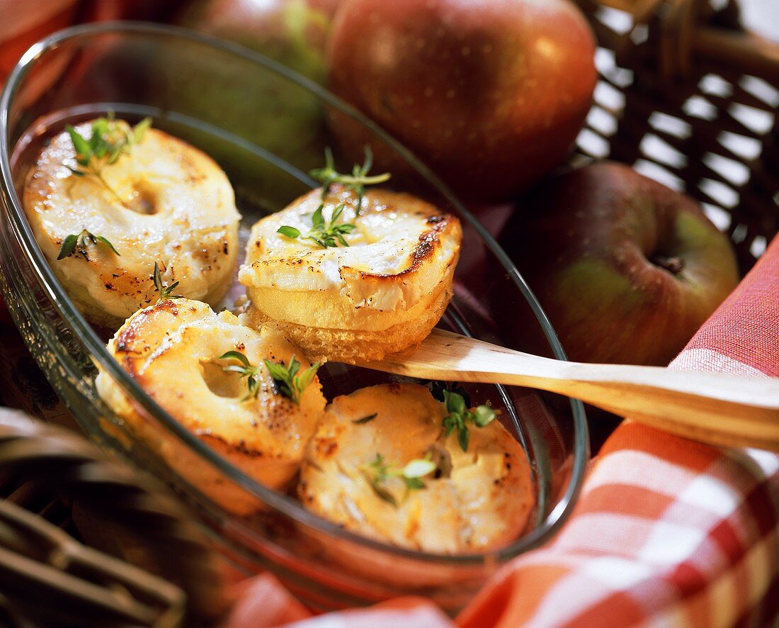 Goat's cheese and apple slices on toast