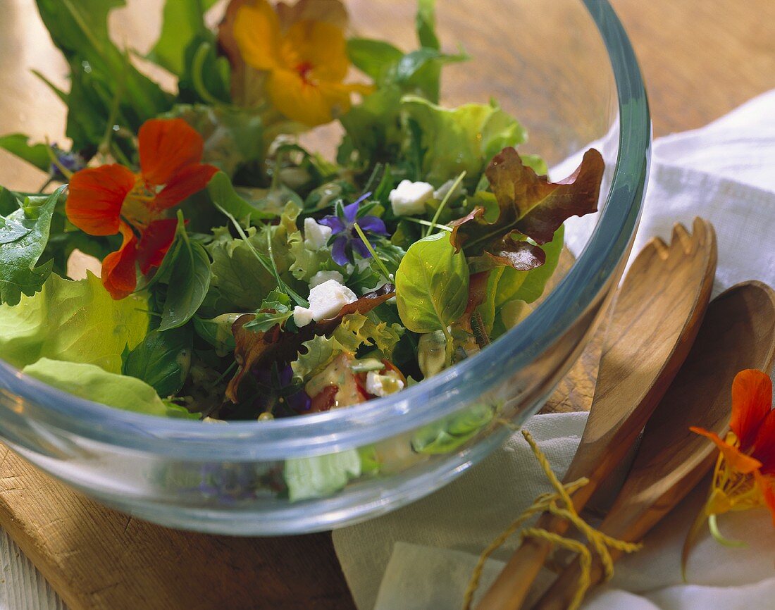 Sommersalat mit Schafskäse und Essblüten; Salatbesteck