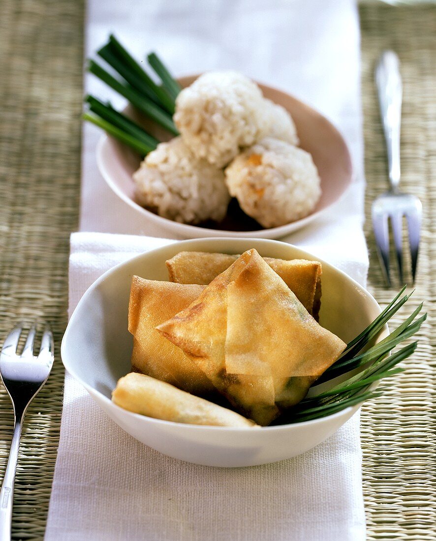 Dim Sum: fritierte Teigtäschchen, dahinter Reisbällchen