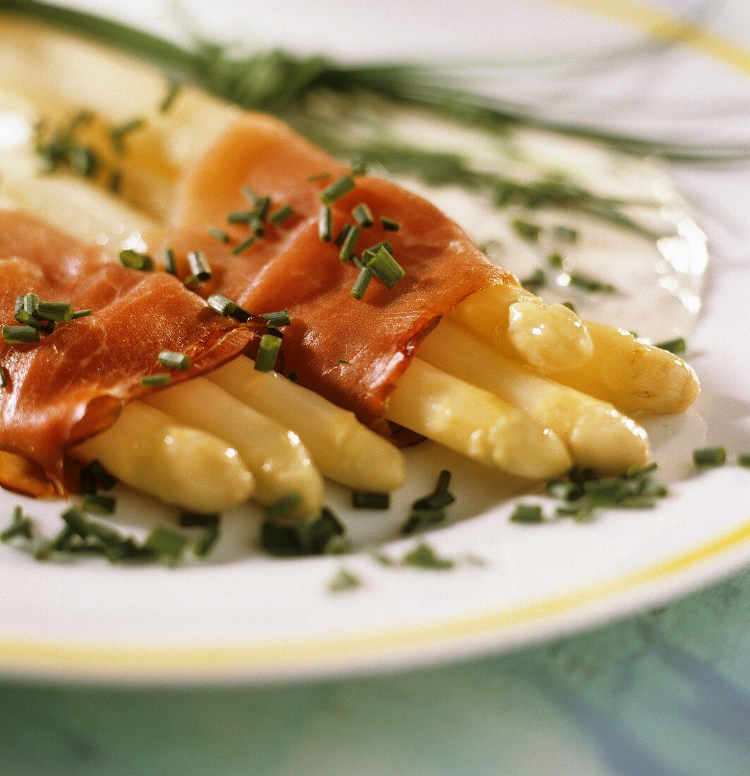 Spargel mit Schinken und Schnittlauchröllchen