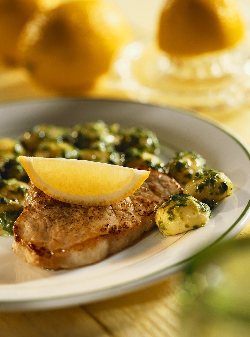 Minute steaks with spinach gnocchi, with lemon wedge