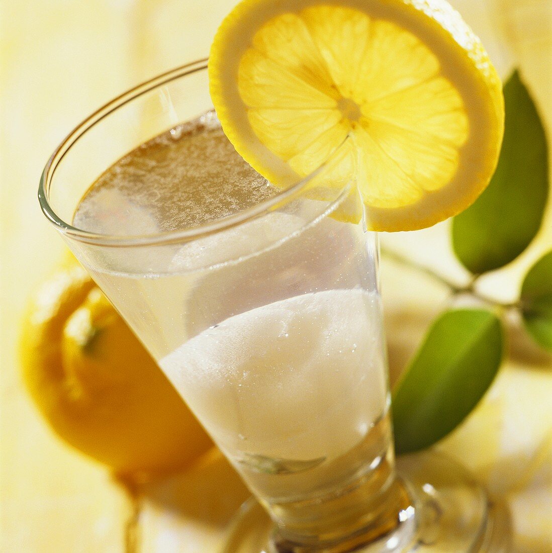 Eis-Shake mit Zitronenscheibe am Glasrand