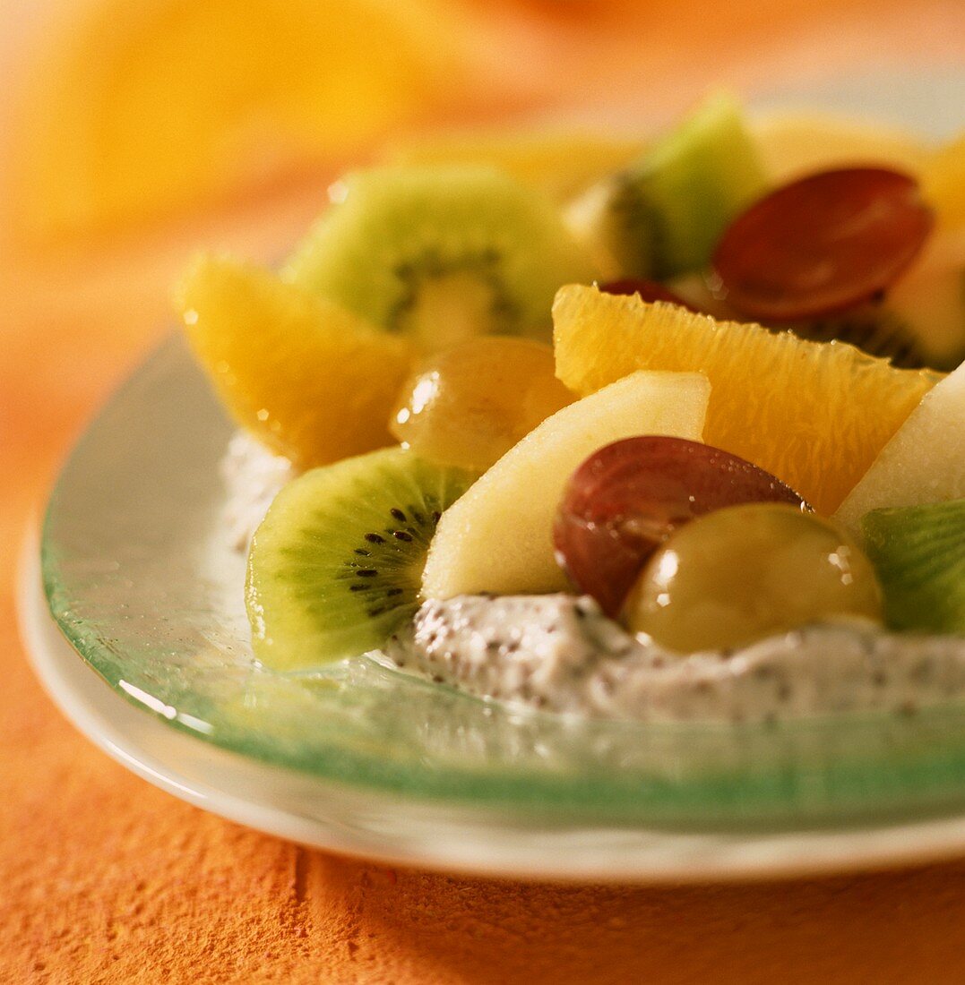 Obstsalat mit Mohn-Quark-Creme