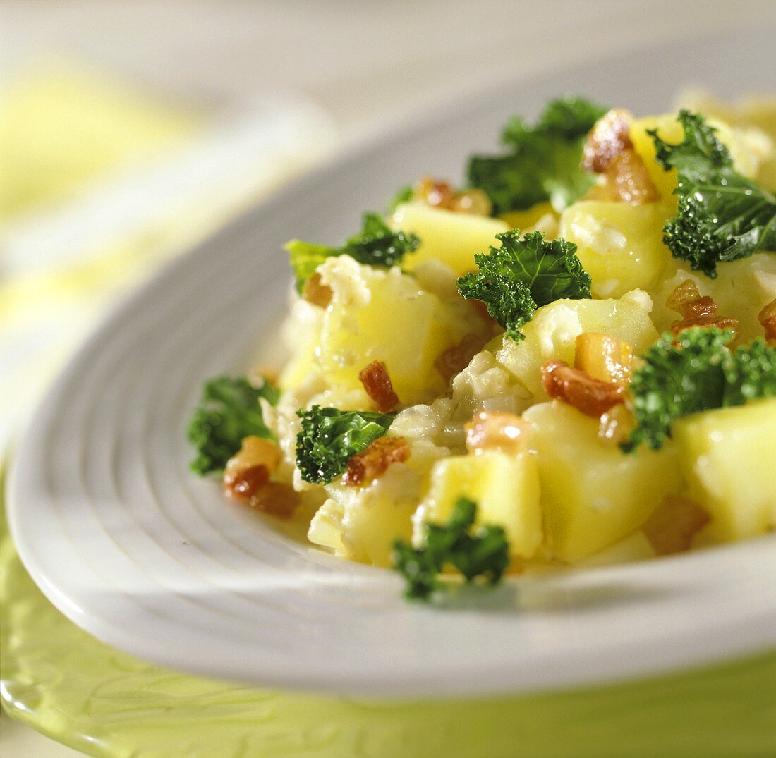 Grünkohleintopf mit Kartoffeln, Speck und Haferflocken