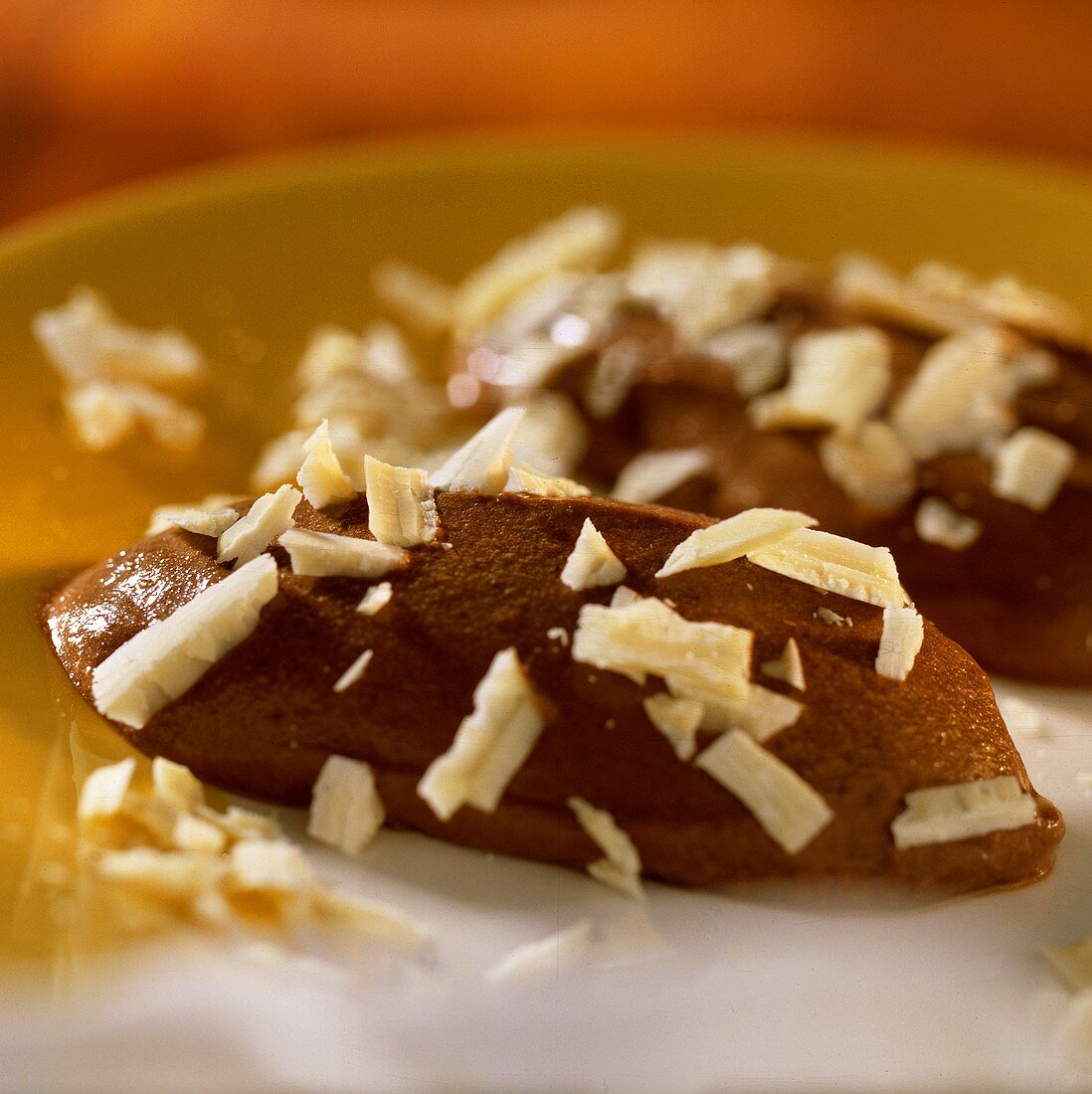 Lebkuchen-Mousse mit weissen Kuvertüreraspeln