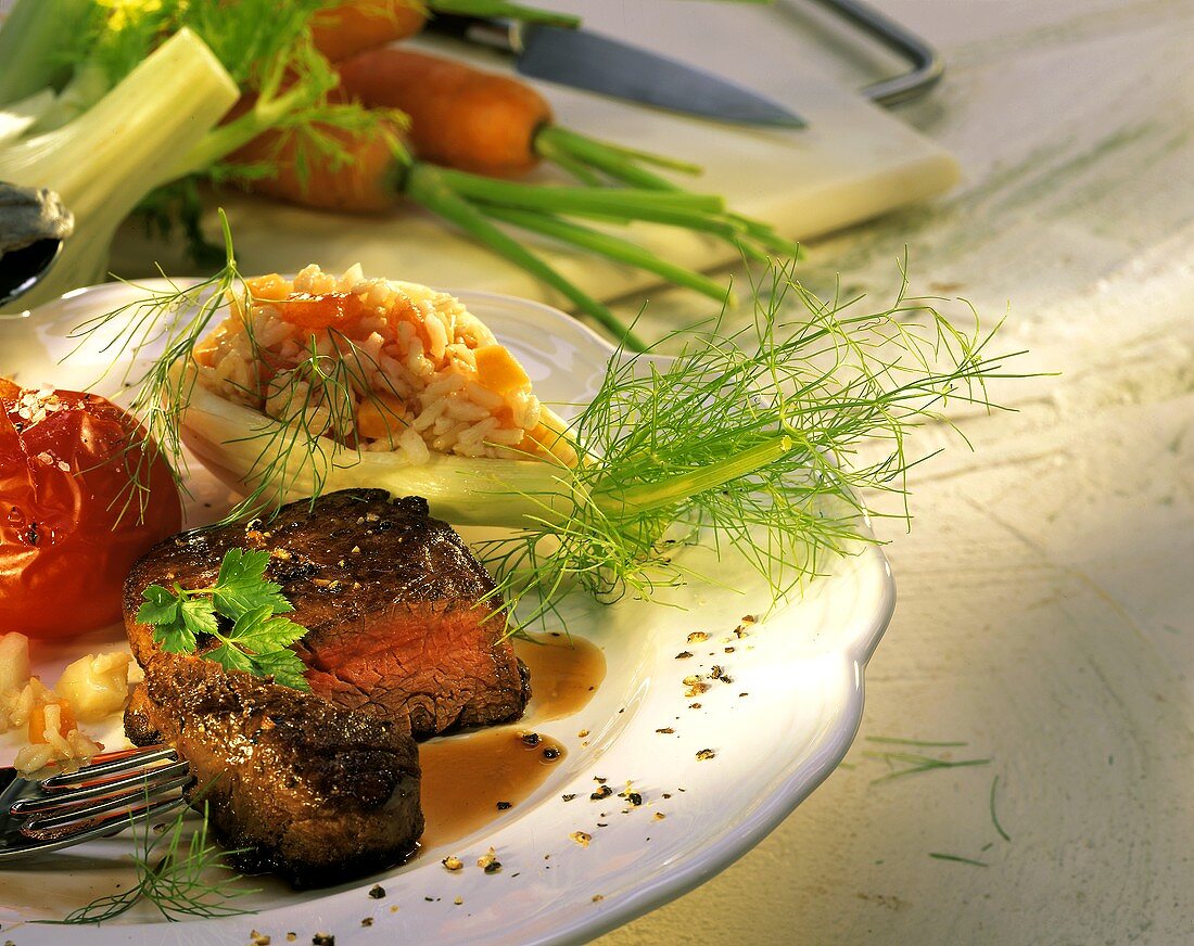 Steak mit Gemüsereis in Fenchelschale und Grilltomate