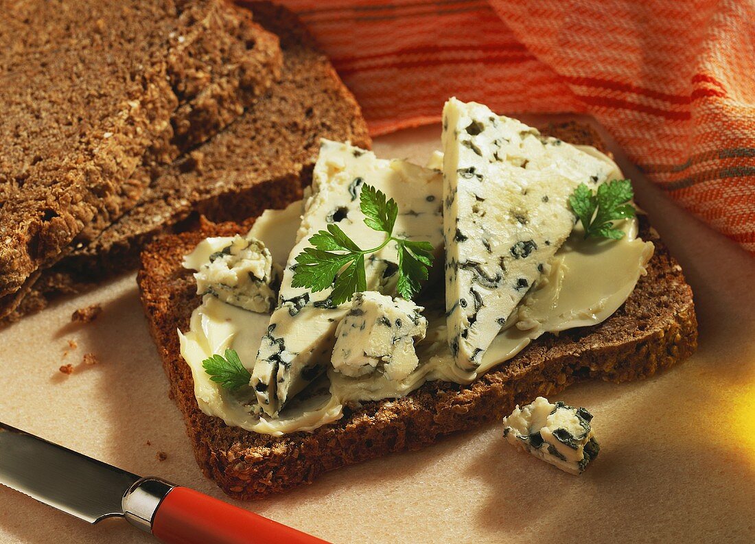 Graham bread with butter and blue cheese