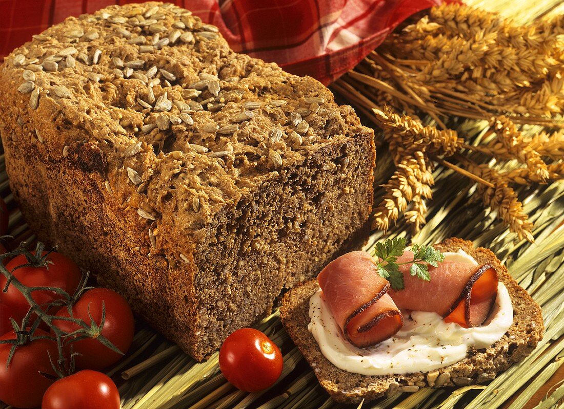 Vollkorn-Roggenbrot und belegte Brotscheibe mit Schinken