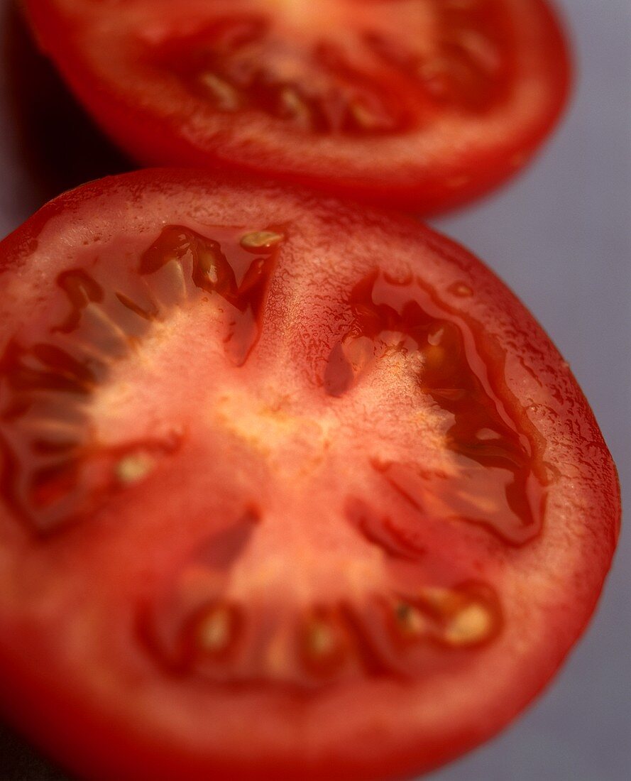 Zwei Tomatenhälften nebeneinander