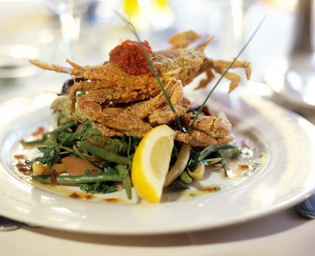 Deep-fried crab on green beans