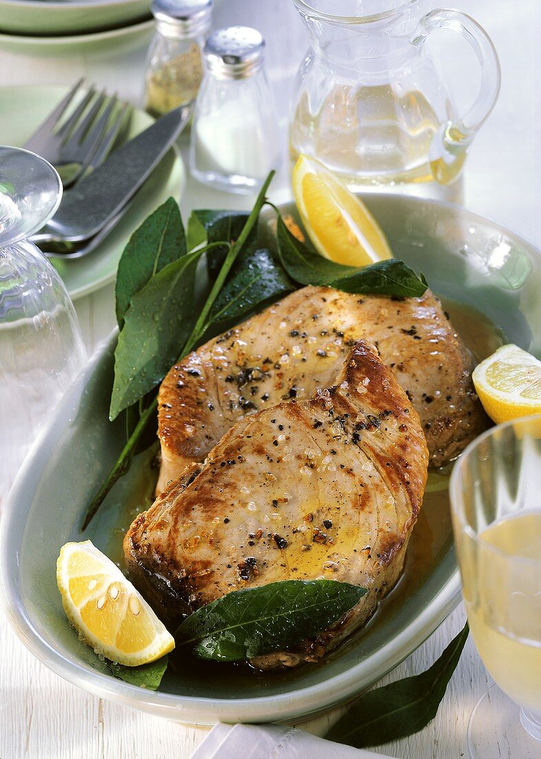 Tuna slices with bay leaf and lemon
