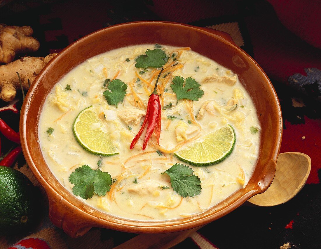 Asiatische Hähnchen-Kokosmilch-Suppe mit Limetten