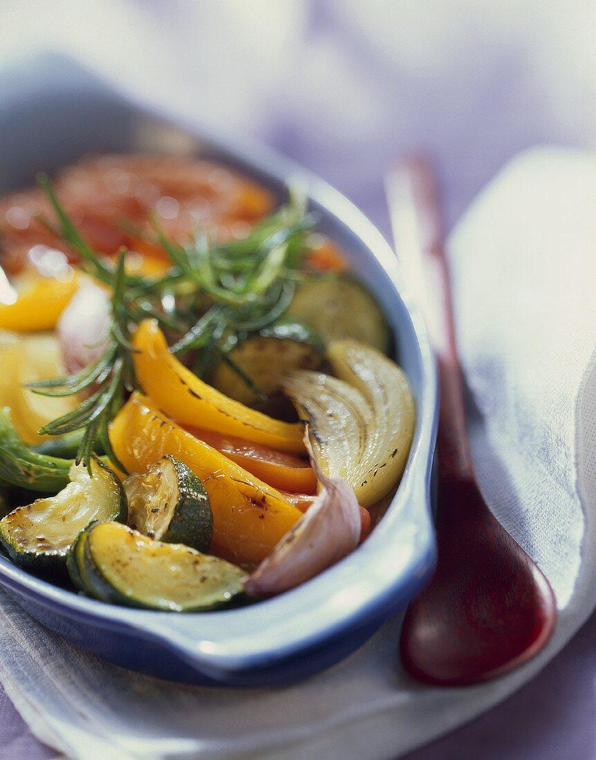 Backofen-Ratatouille mit Paprika, Zucchini, Knoblauch