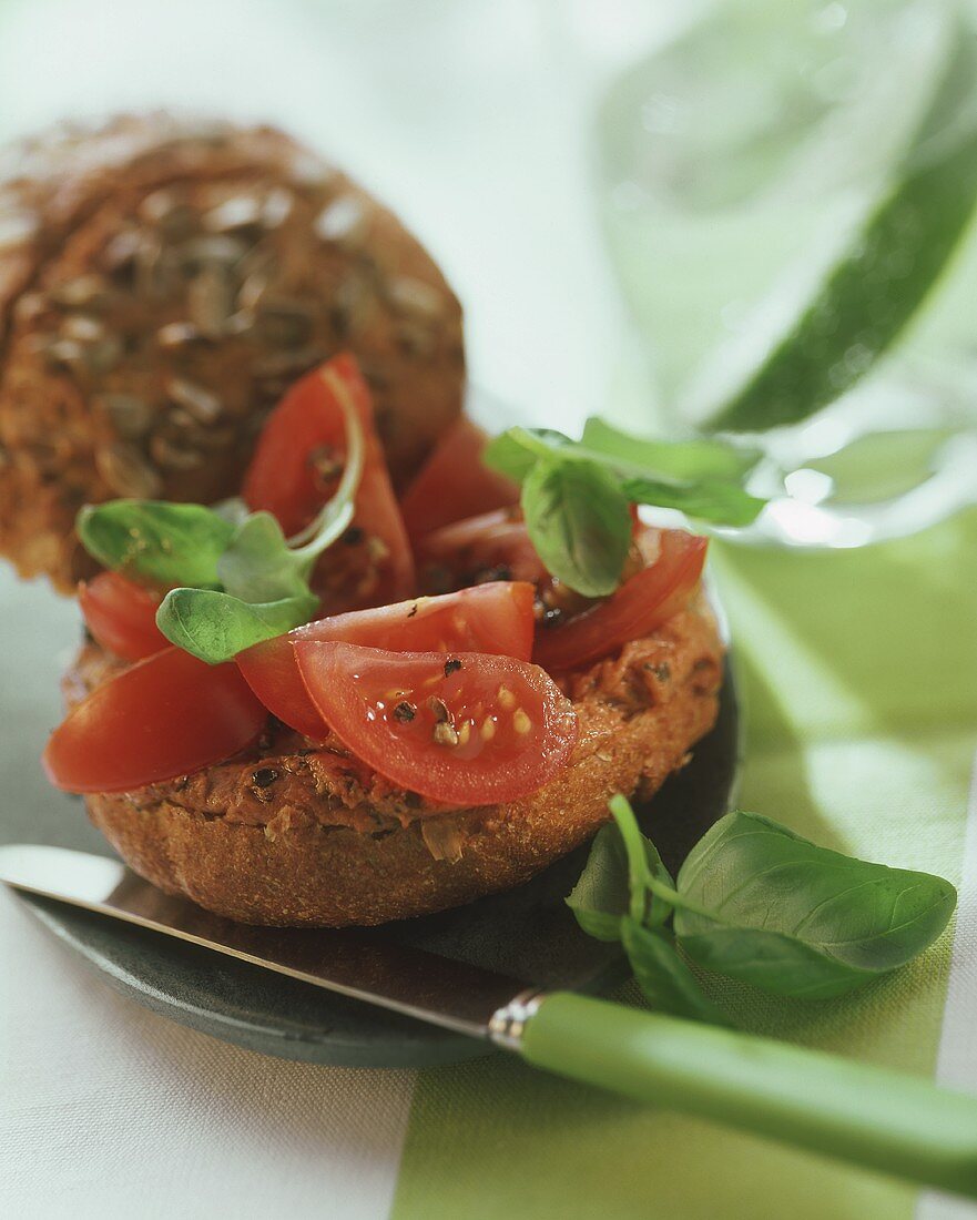 Wholemeal rolls with tomato and fresh basil