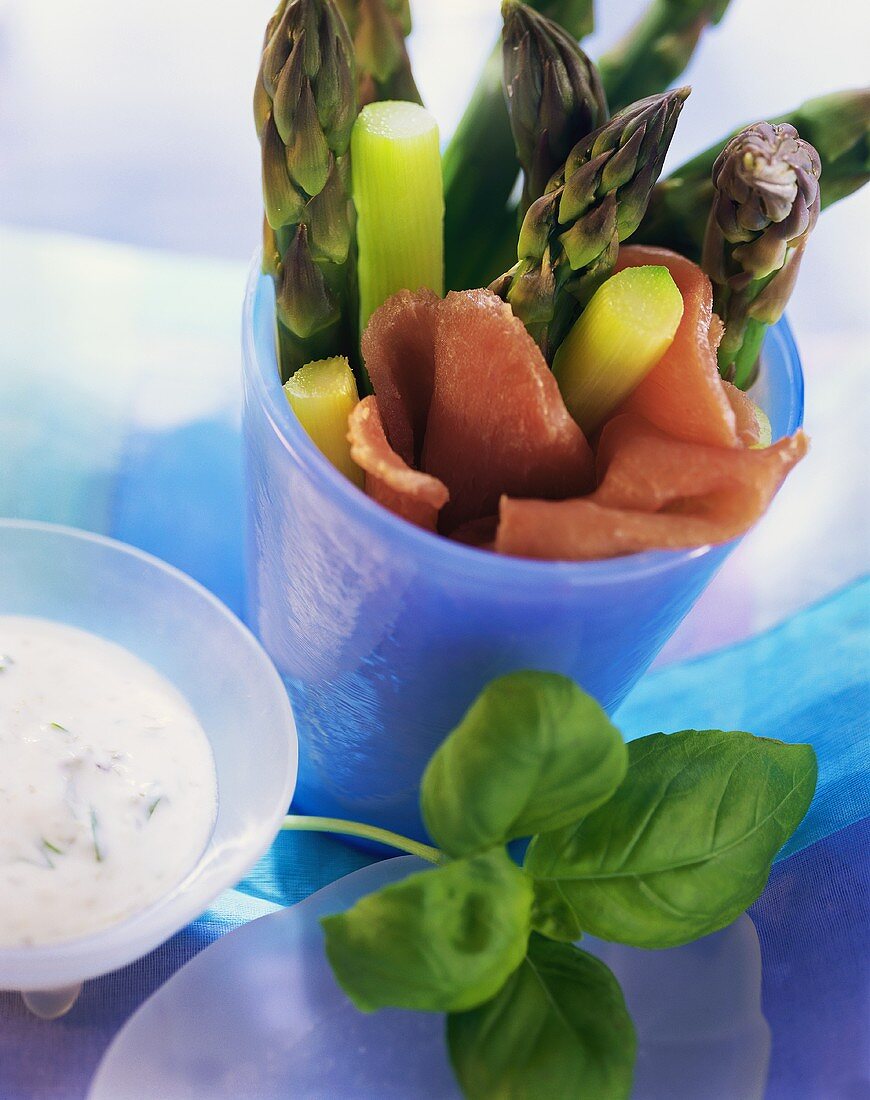 Green asparagus with smoked ham in glass; basil dip