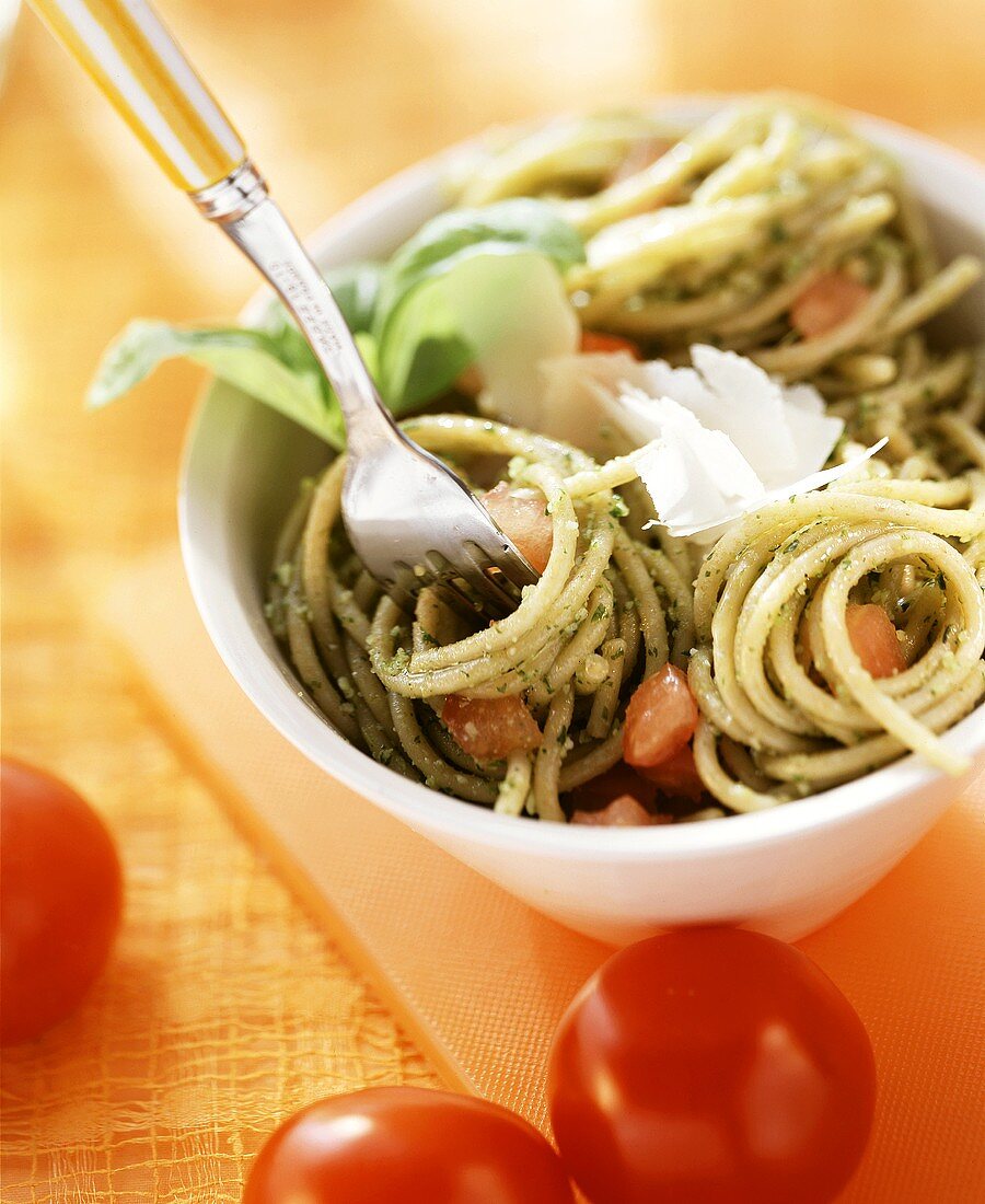 Spaghetti al pesto di erbe (Spaghetti with herb pesto)