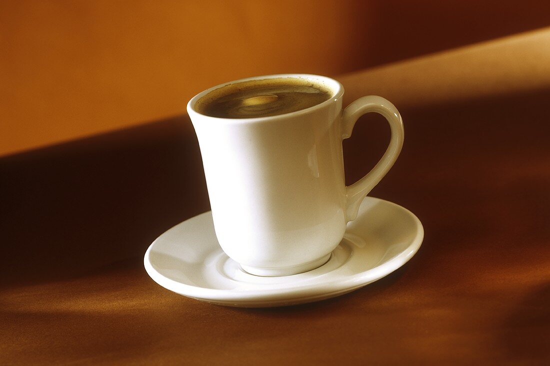 Kaffee in hoher weisser Tasse