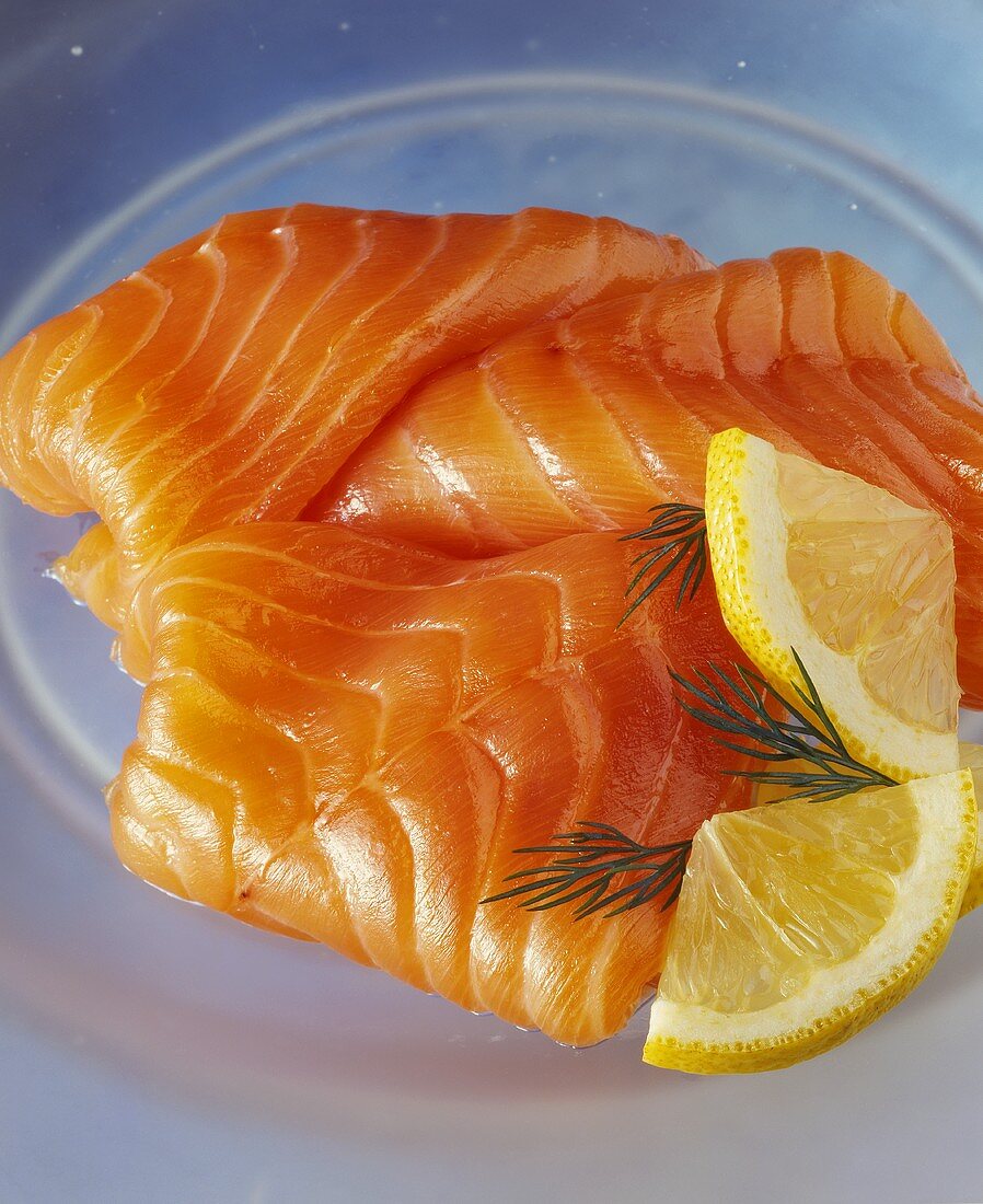 Smoked salmon with lemon slices and dill