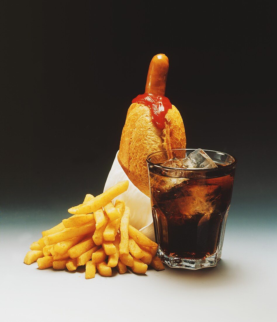 Hot Dog mit Serviette, Pommes frites, Ketchup und Coca Cola