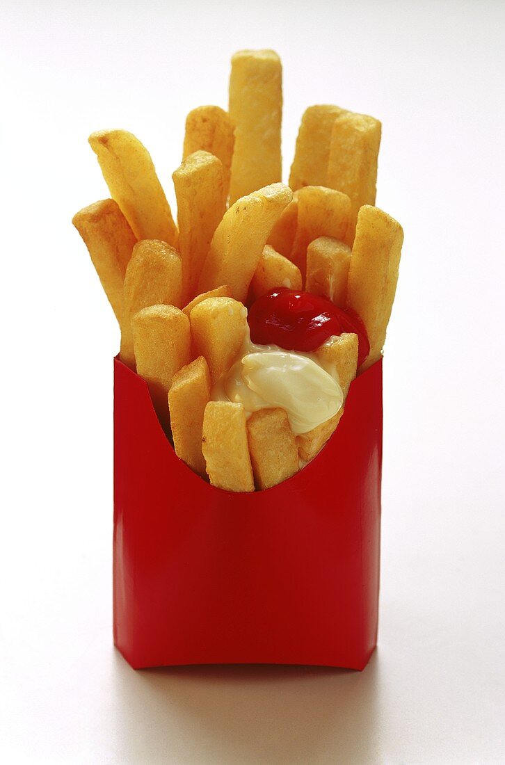 Thick chips with mayonnaise and ketchup in box