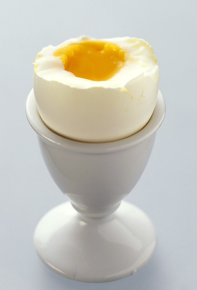 Ein weichgekochtes Ei im Eierbecher