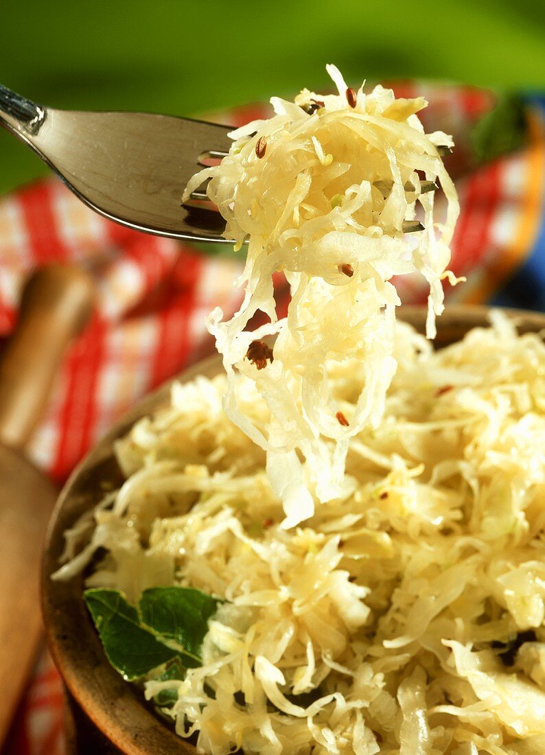 Sauerkraut in einem Topf und auf Gabel darüber