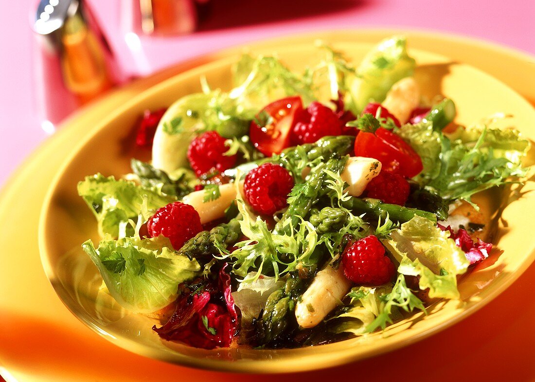 Mixed salad leaves with asparagus and raspberries