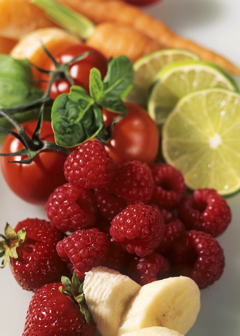 Stillleben mit Obst und Gemüse (Himbeeren, Tomaten etc.)