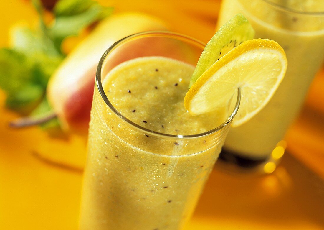 Totally Twisted: Kiwi-Gemüse-Drink im Glas mit Zitrone