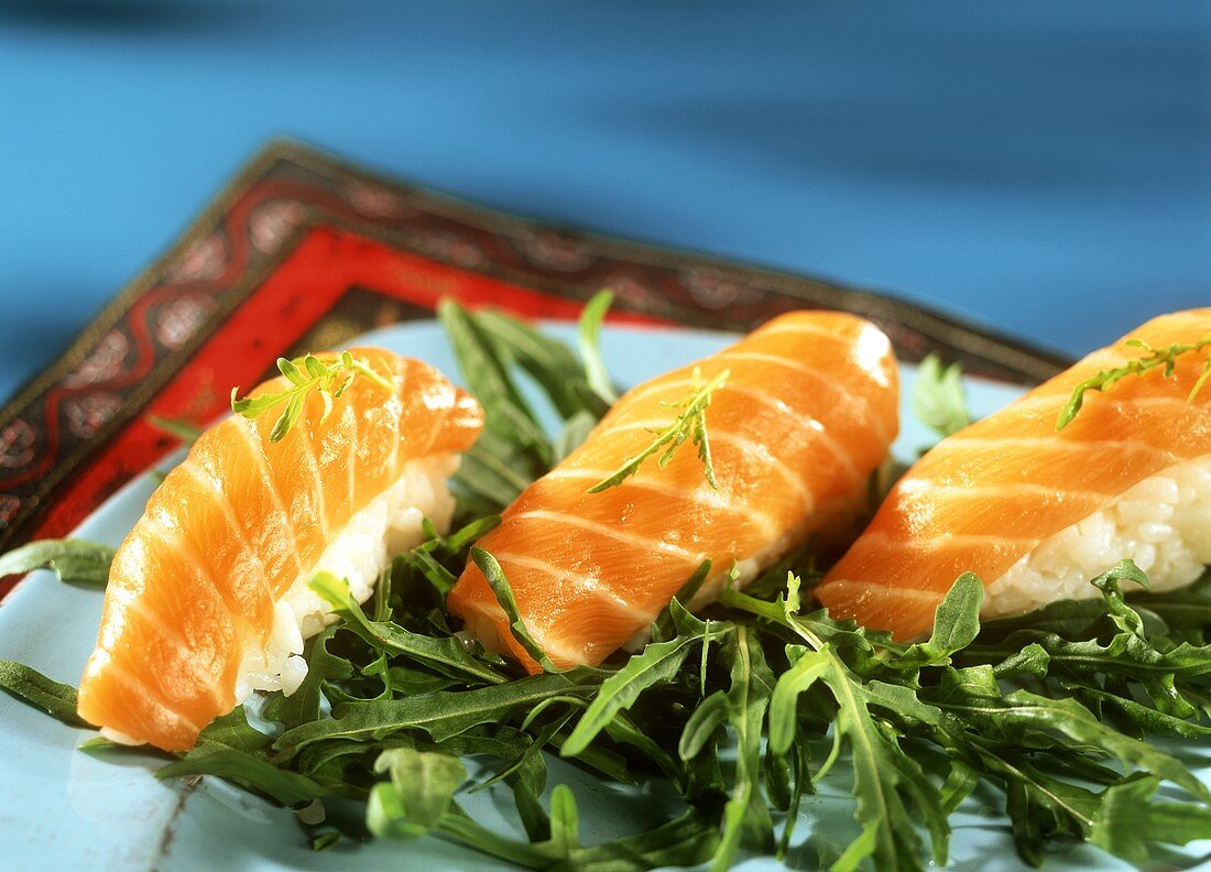 Nigiri mit Lachs und Rucola