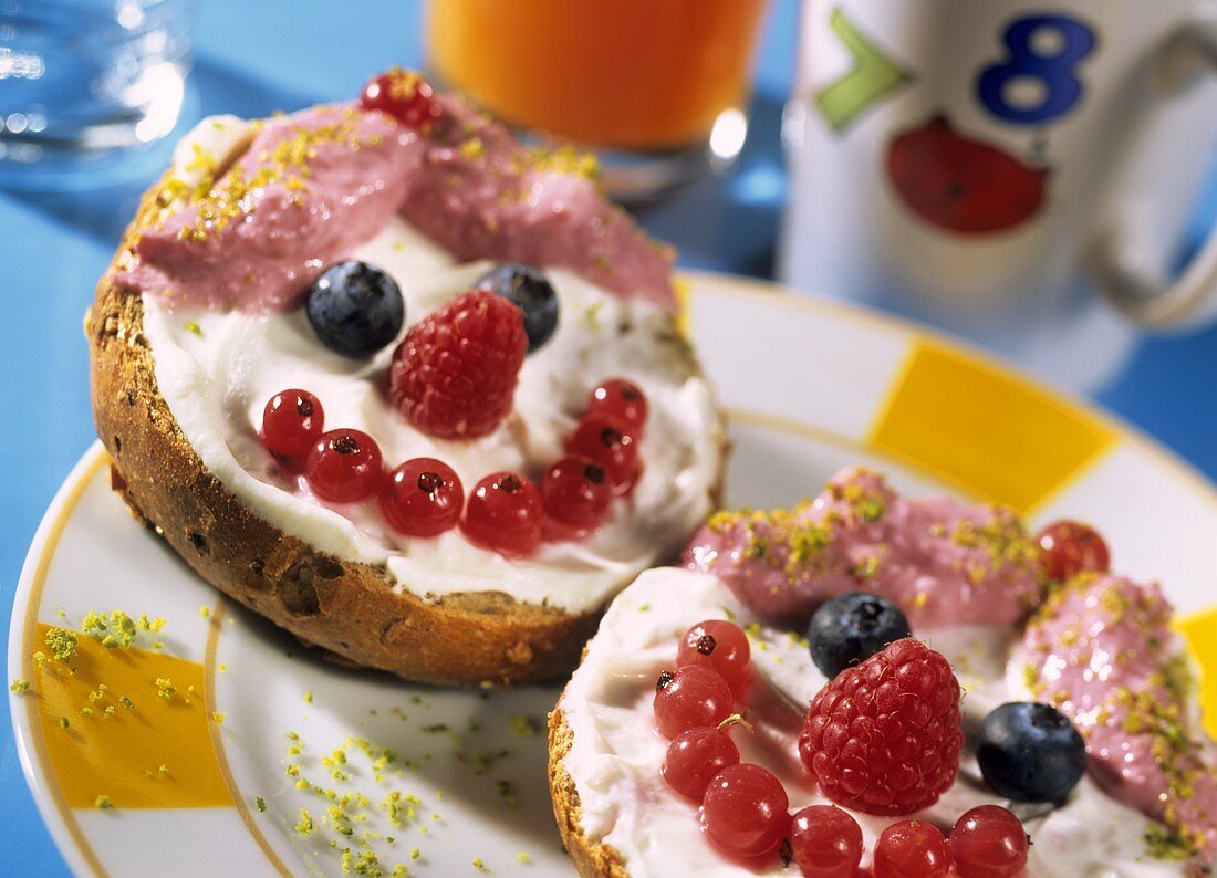Sweet berry face: wholemeal roll with quark and berries