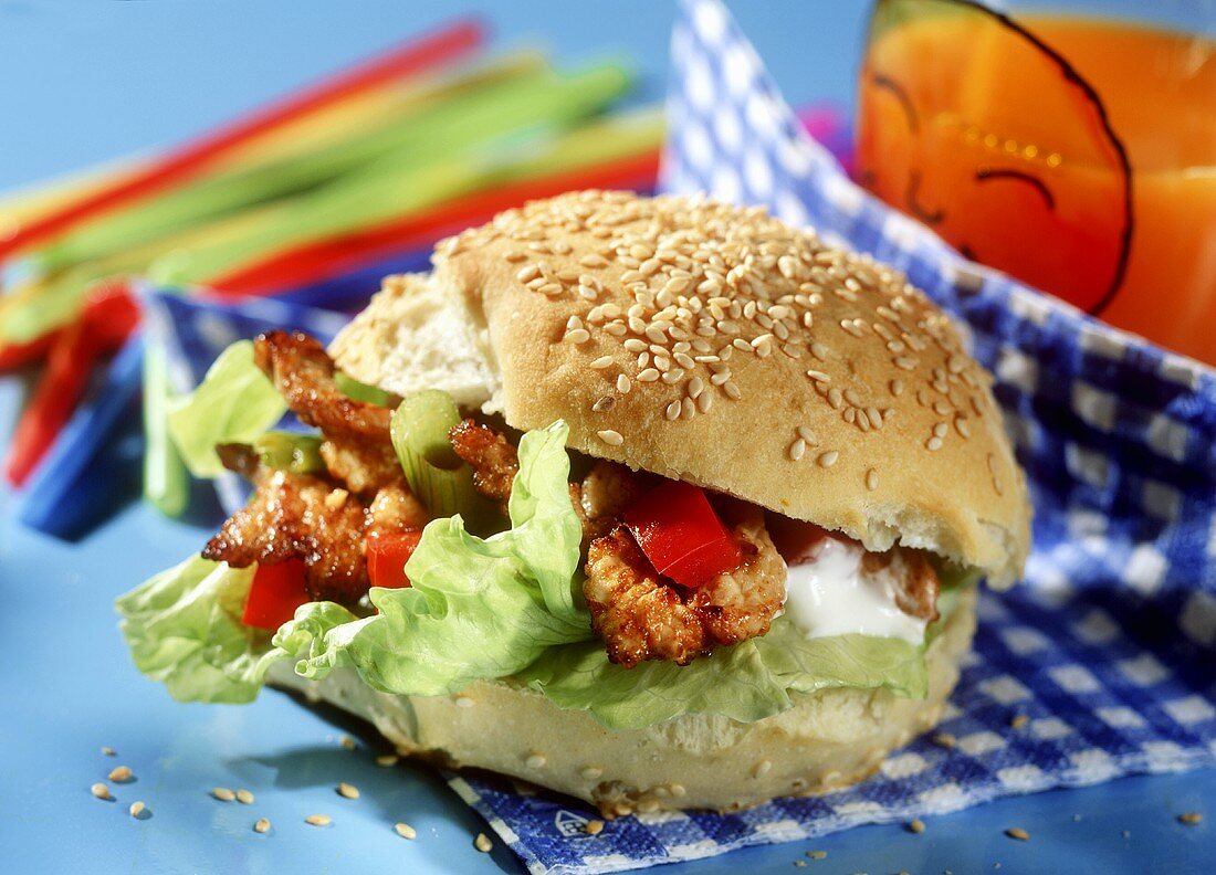 Gyros-Burger mit Salatblatt und Tomatenwürfeln