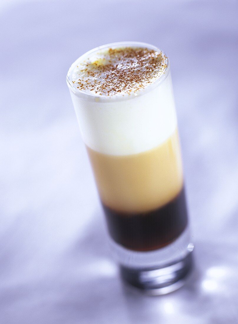 Cappuccino-Cocktail mit Sahnehaube und Kakaopulver