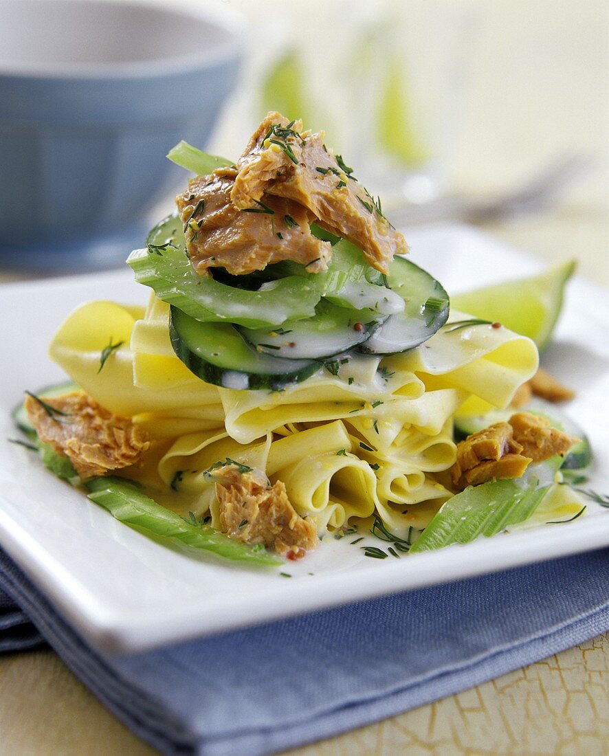 Lasagneblätter mit Thunfisch, Gurke und Sellerie