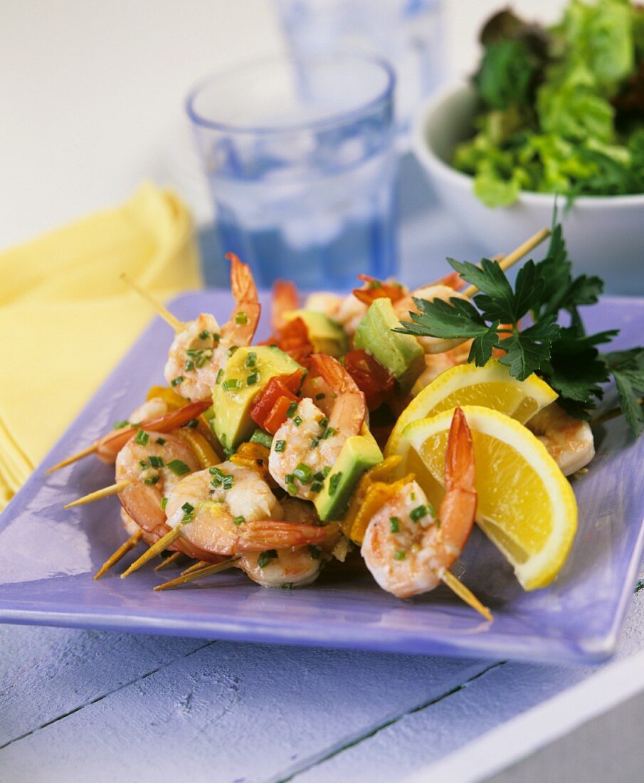 Garnelenspiesse mit Avocado, Paprika und Zitronen; Salat