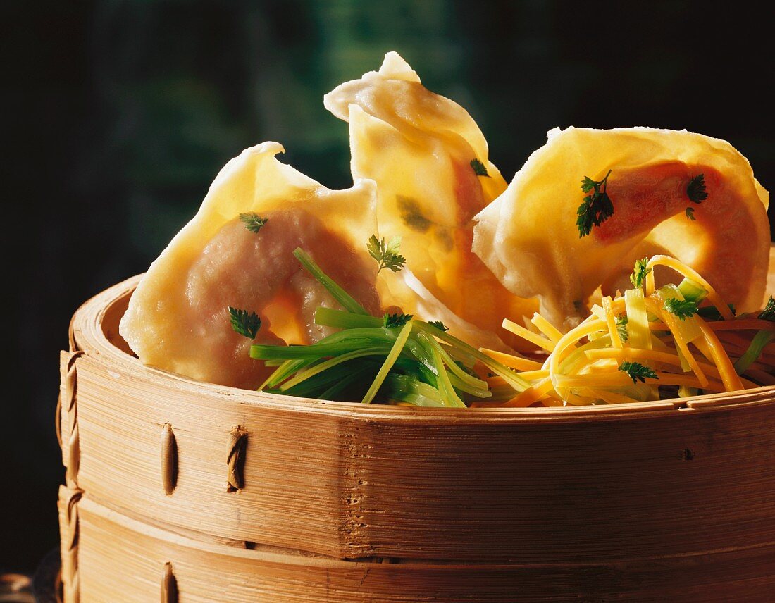 Wan Tans mit Shrimps und Gemüse im Bambusdämpfer