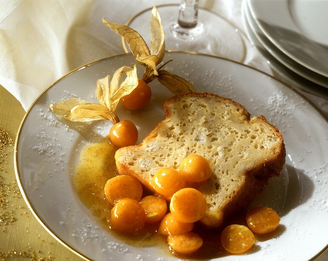 Marzipan-Auflauf mit Physalis-Ragout auf Teller