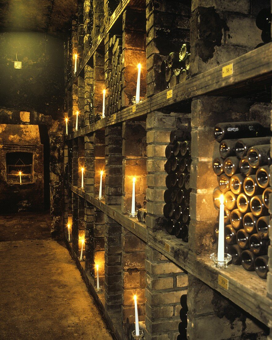 Weinkeller in der Wachau, mit Kerzen beleuchtet