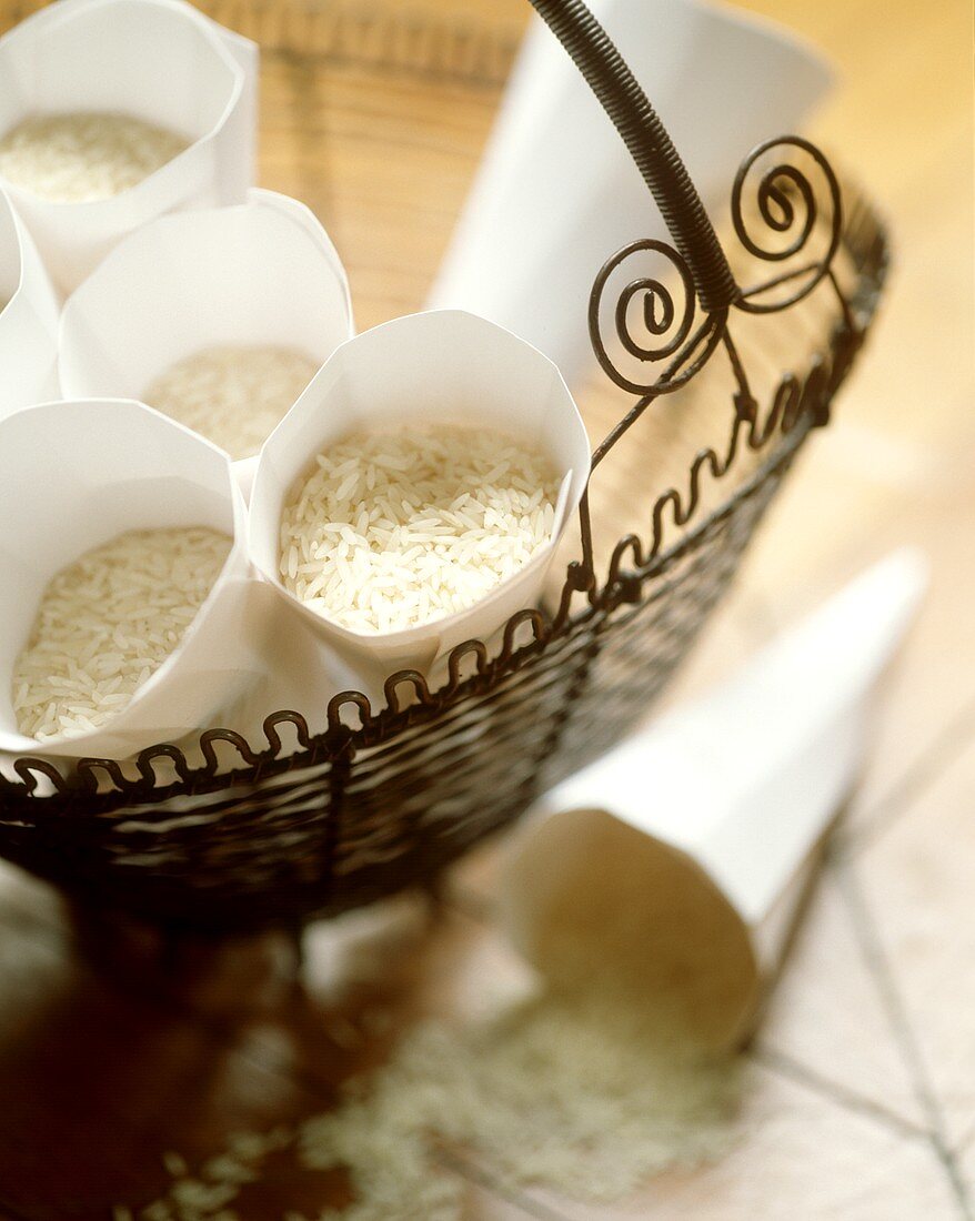 Mehrere Tütchen Reis in einem Drahtkorb