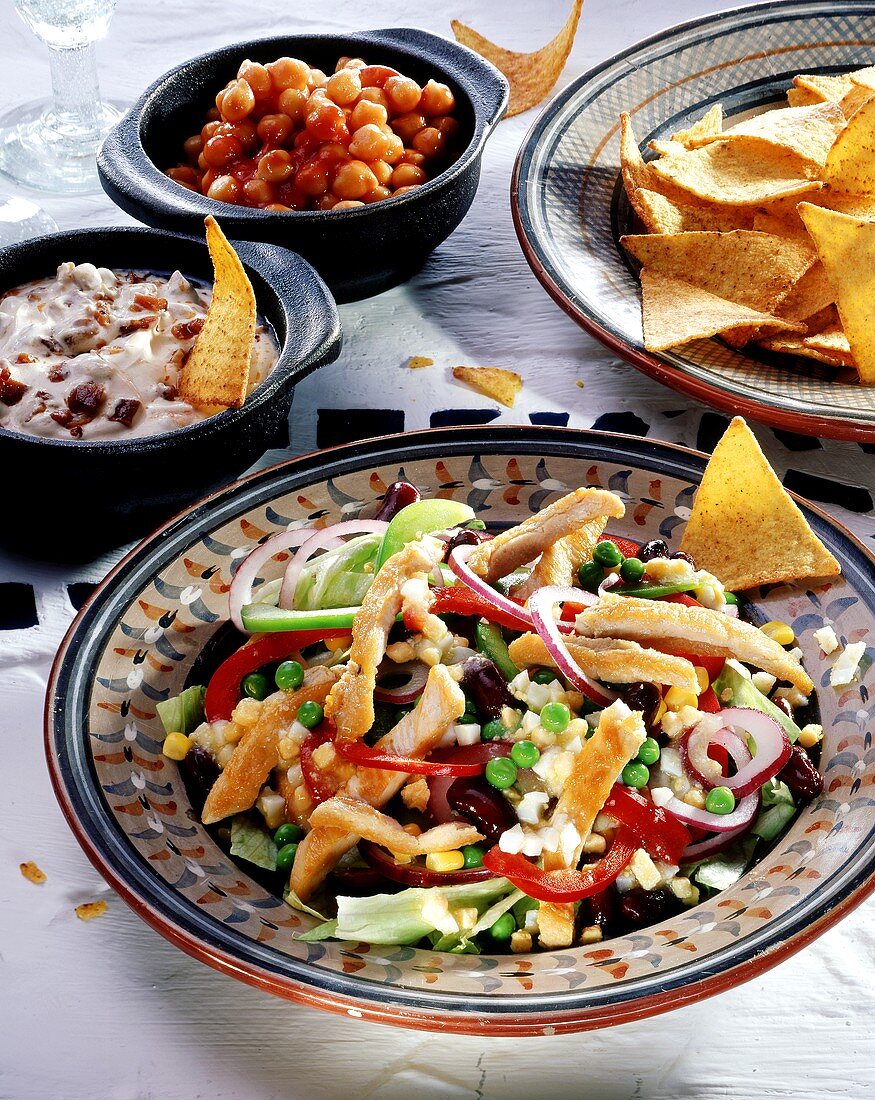 Gemüsesalat mit Hähnchen, Kichererbsen, Specksahne und Chips