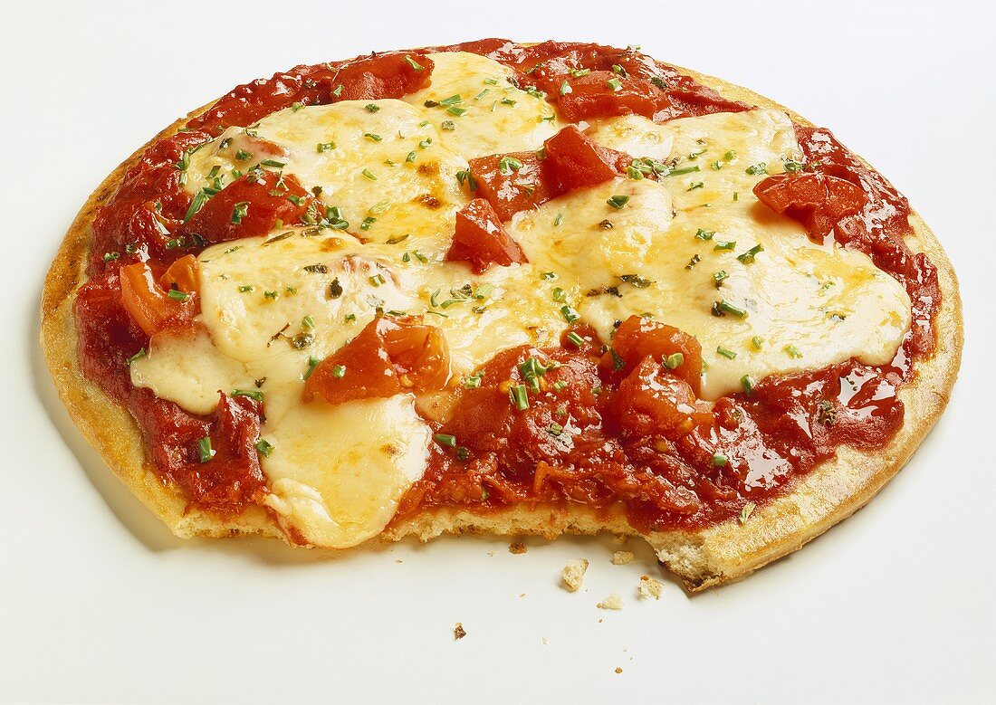 Pizza mit Tomaten und Käse (angebissen)