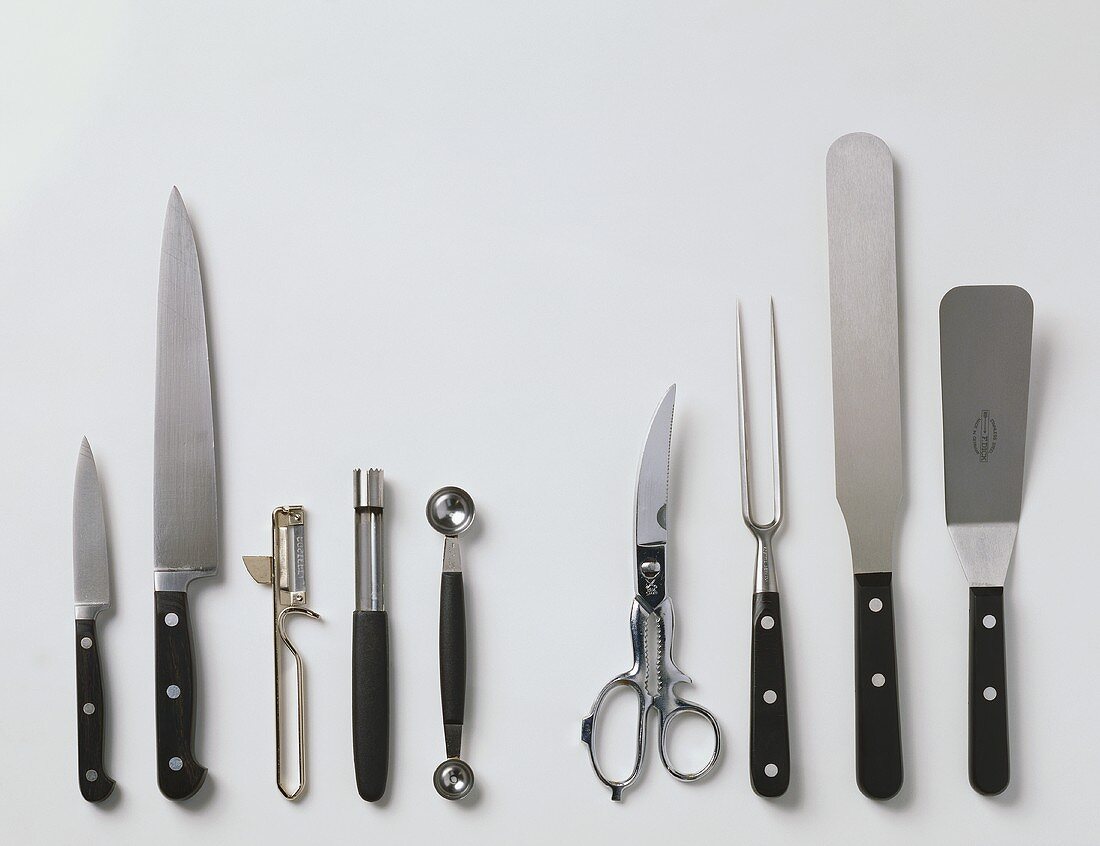 Verschiedene Küchenwerkzeuge (Messer, Schäler, Schere etc.)