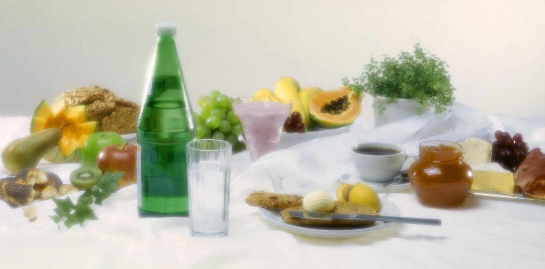 Frühstück mit Vollkornbrot, Marmelade, Obst, Mineralwasser