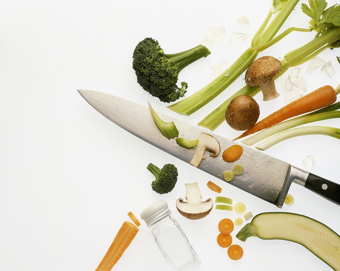 Frisches Gemüse, teilweise geschnitten; Messer; Salzstreuer